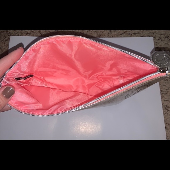 It Cosmetics Large Cosmetic Bag - Picture 3 of 3